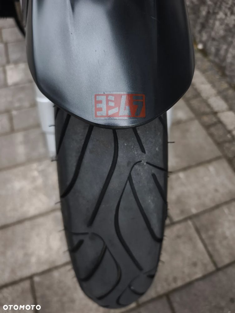 Suzuki GSR - 13