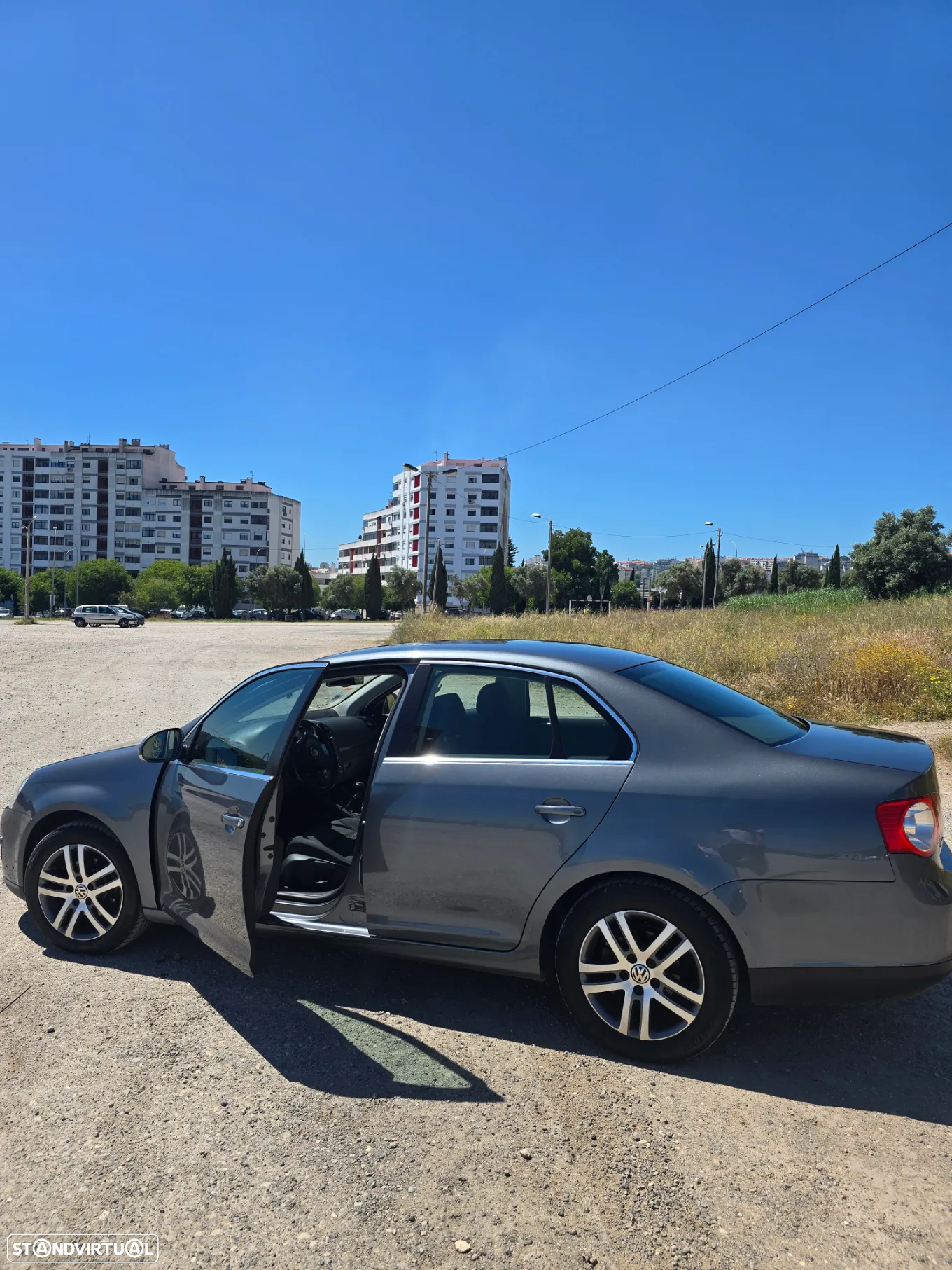 VW Jetta 1.6 TDi Confortline - 25