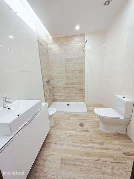 Vende-se apartamento T3 semi-novo no centro de Oliveira de Azeméis - Grande imagem: 5/8