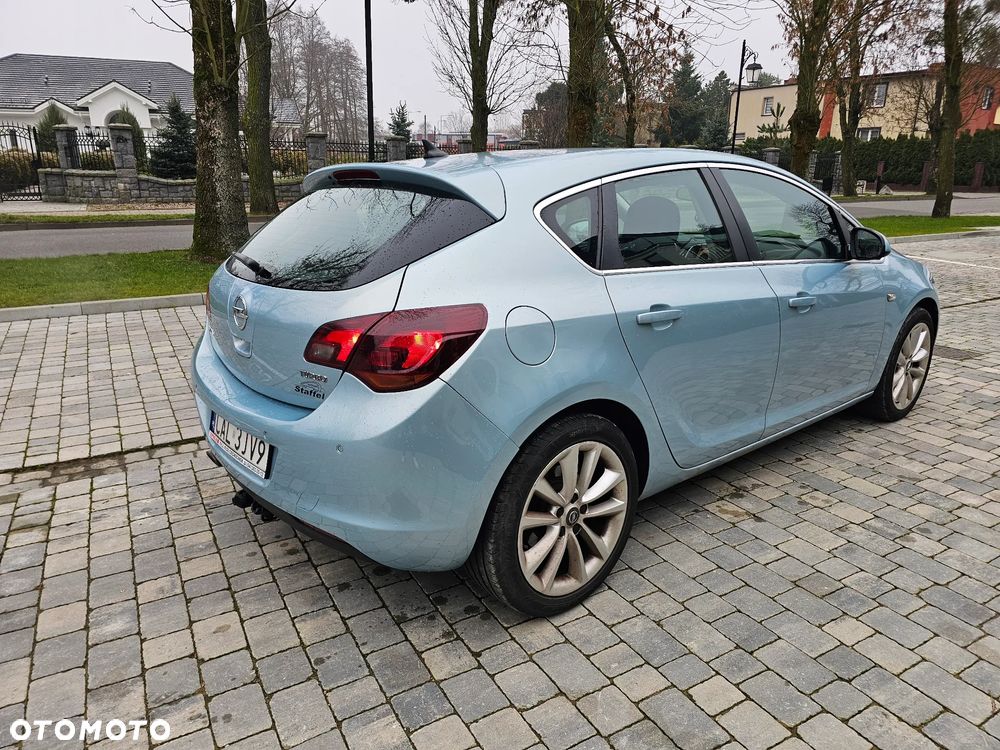 Opel Astra 1.6 T Cosmo - 11