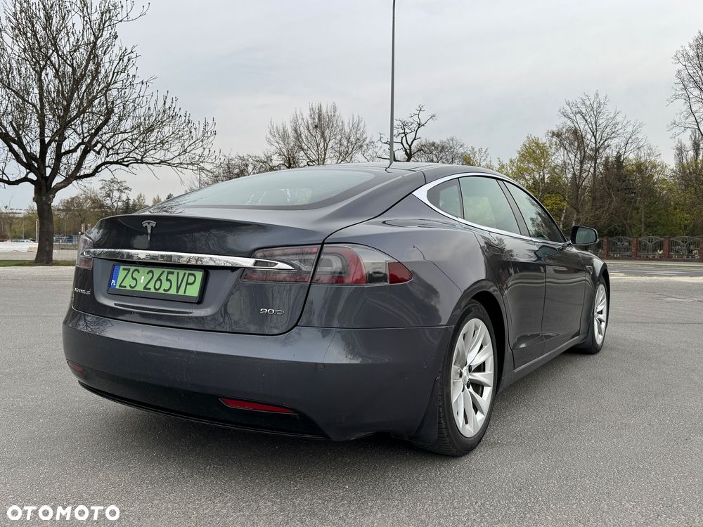 Tesla Model S - 3