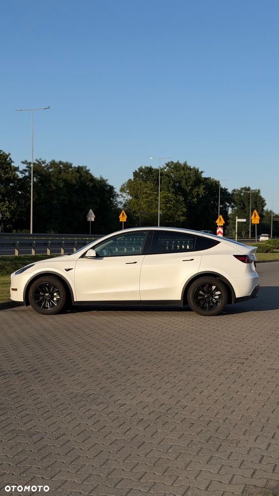 Tesla Model Y Long Range AWD - 2