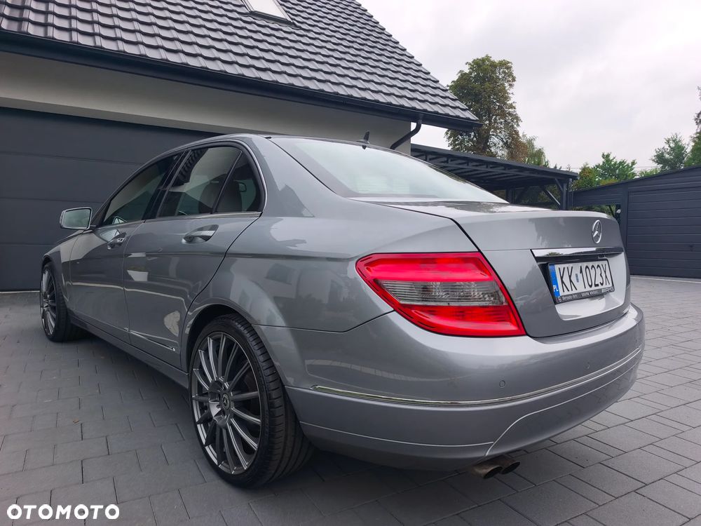 Mercedes-Benz Klasa C 180 CGI BlueEFFICIENCY Avantgarde - 12