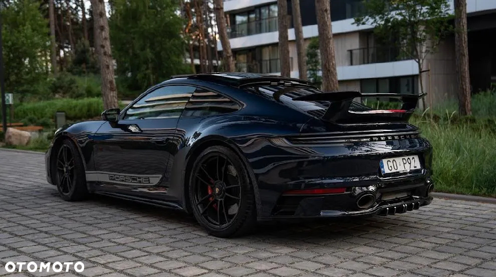 Porsche 911 Carrera 4 GTS - 11