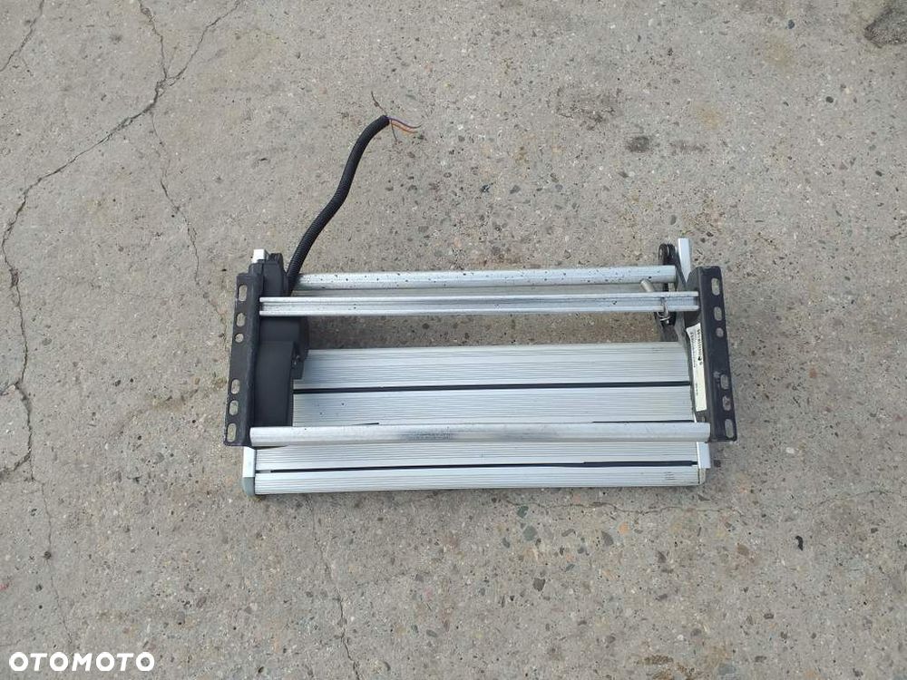 Elektrycznie rozkładany stopień THULE do Kampera Przyczepy - 1