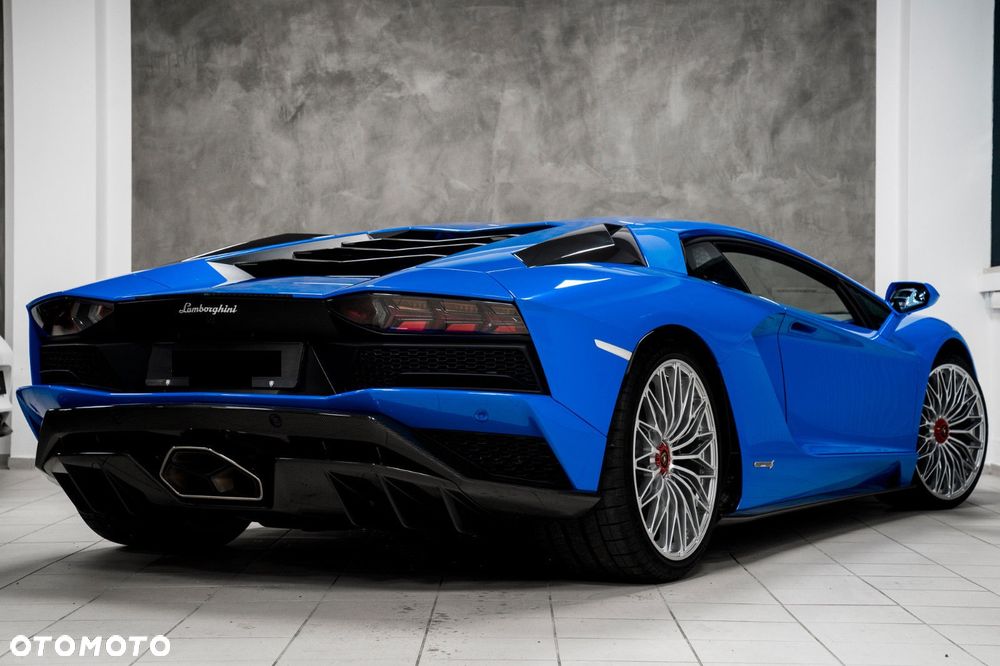 Lamborghini Aventador - 4