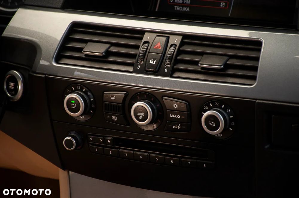 BMW Seria 5 525d - 24