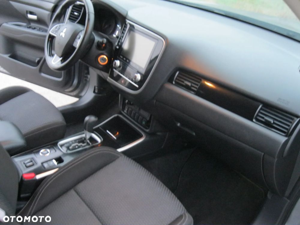 Mitsubishi Outlander 2.4 4WD CVT Instyle - 22