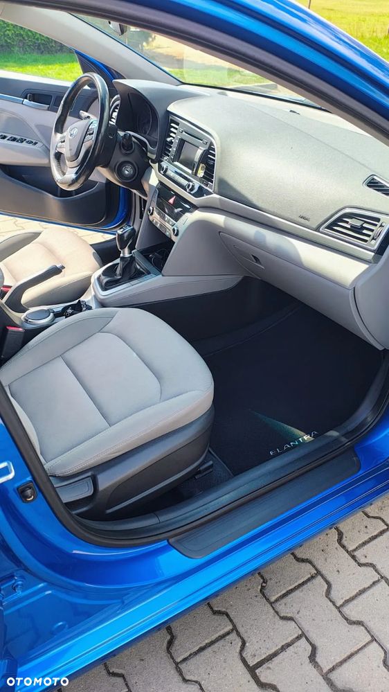 Hyundai Elantra 1.6 Comfort - 16