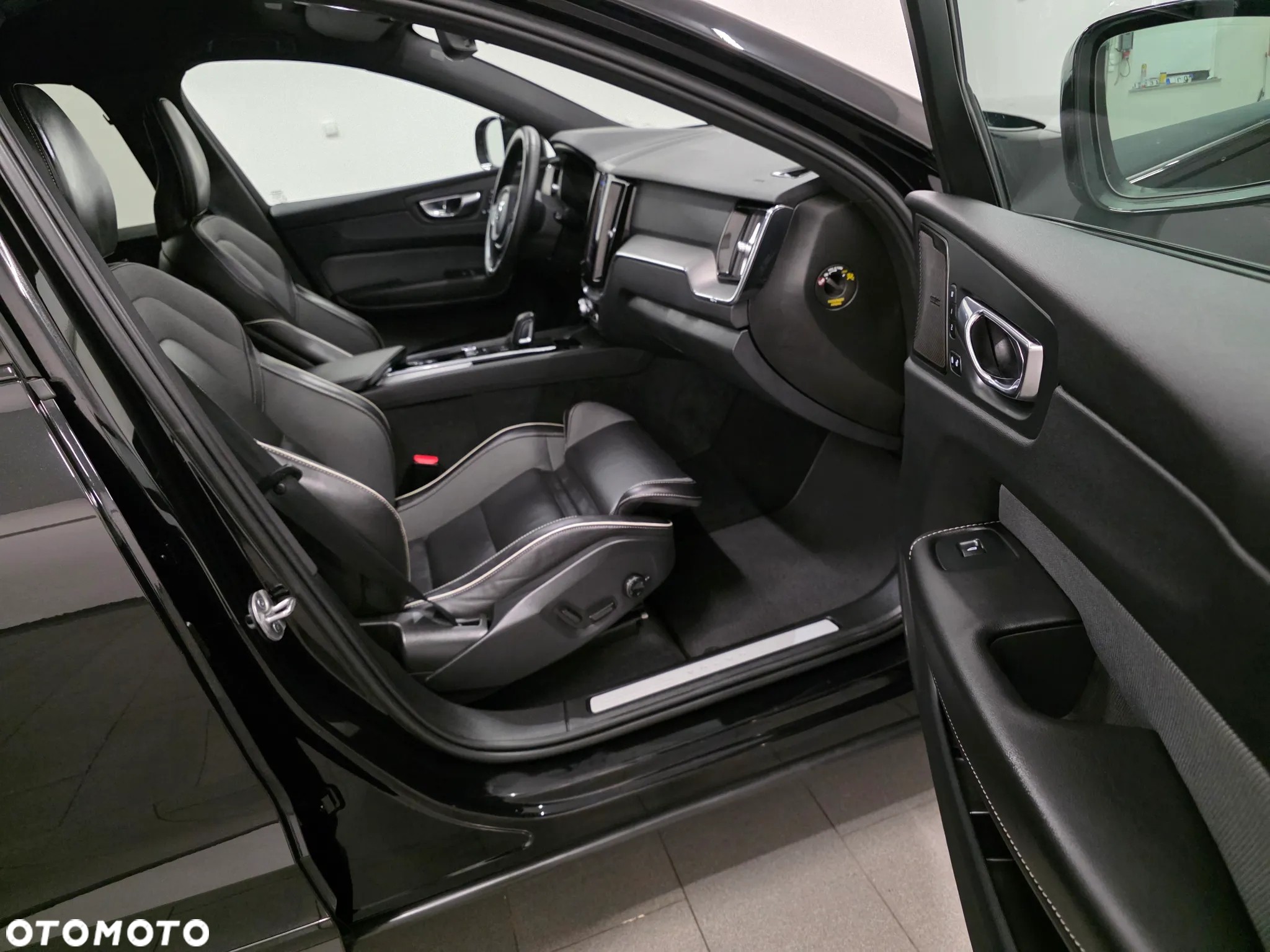 Volvo XC 60 B4 D AWD Plus Dark - 30