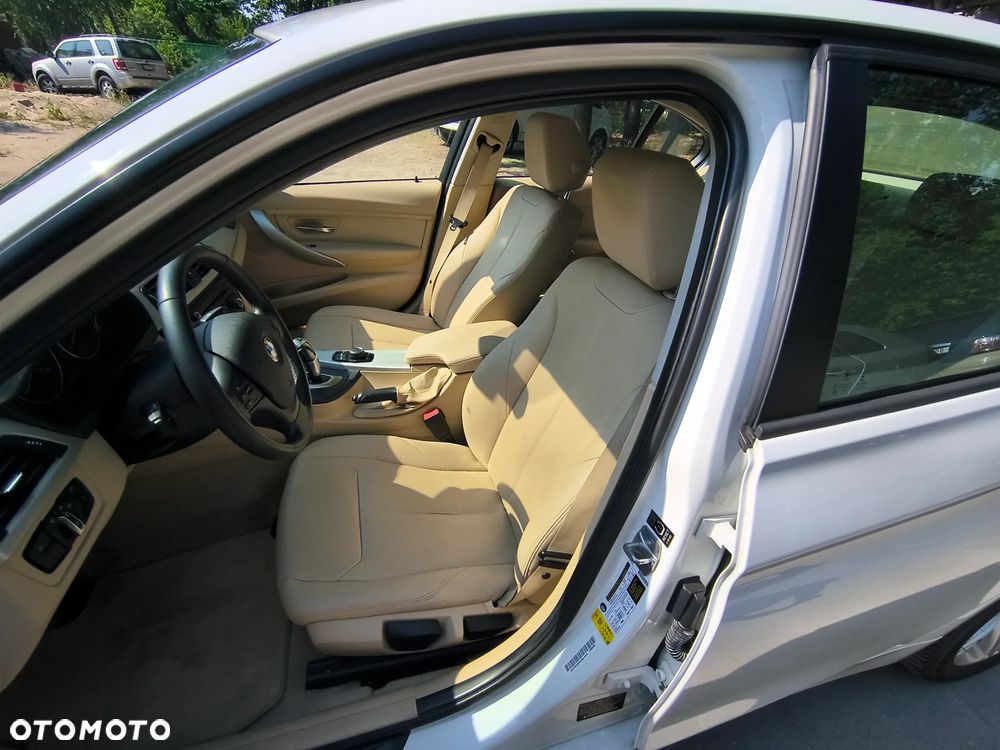 BMW Seria 3 320i Sport-Aut Luxury Line - 26