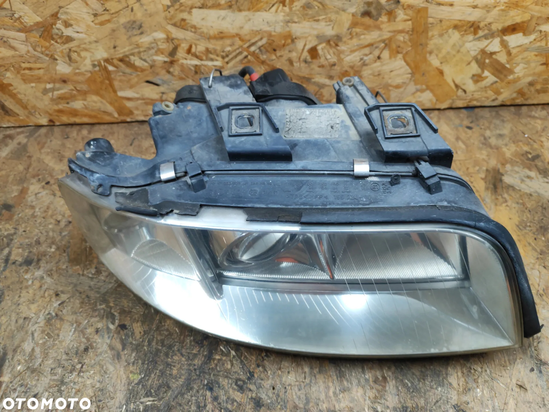 lampa przód prawa / lewa XENON HELLA europa kompletna do Audi A6 C5 97-04r - 2