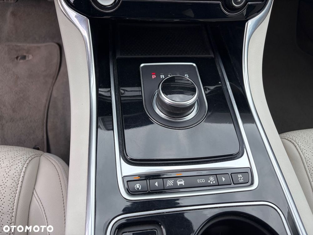Jaguar XE 2.0 T Prestige - 13