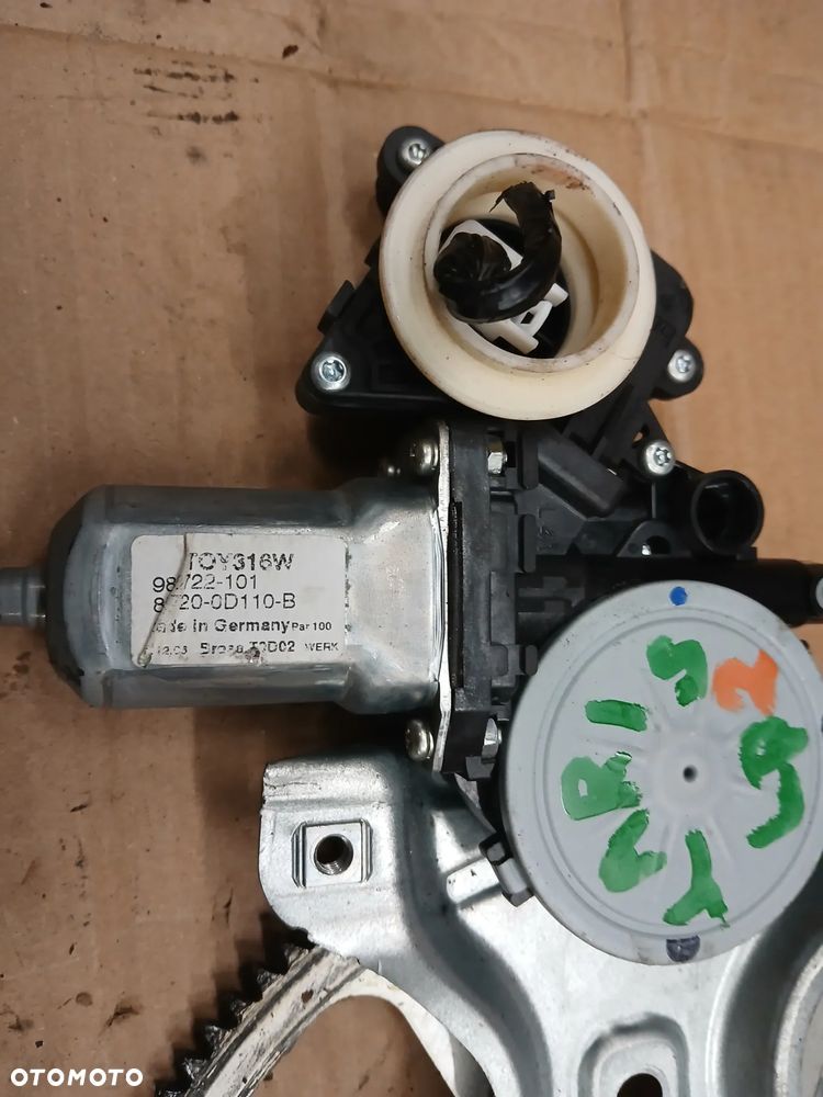 Toyota Yaris II mechanizm podnośnik szyby przód przedni prawy  5D    06-11 - 4