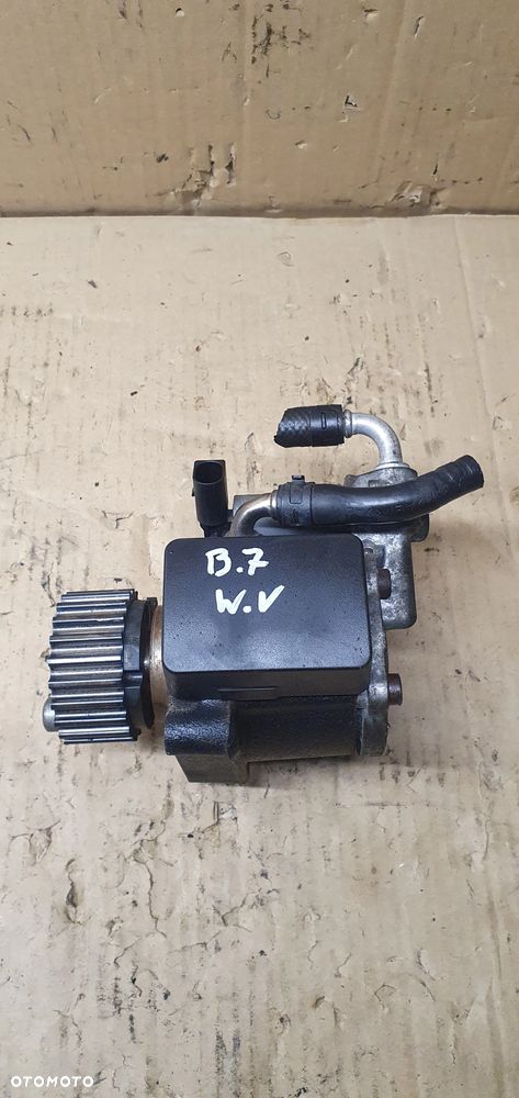 Pompa wtryskowa paliwa VW Passat B7 1.6 TDI 03L130755H - 1