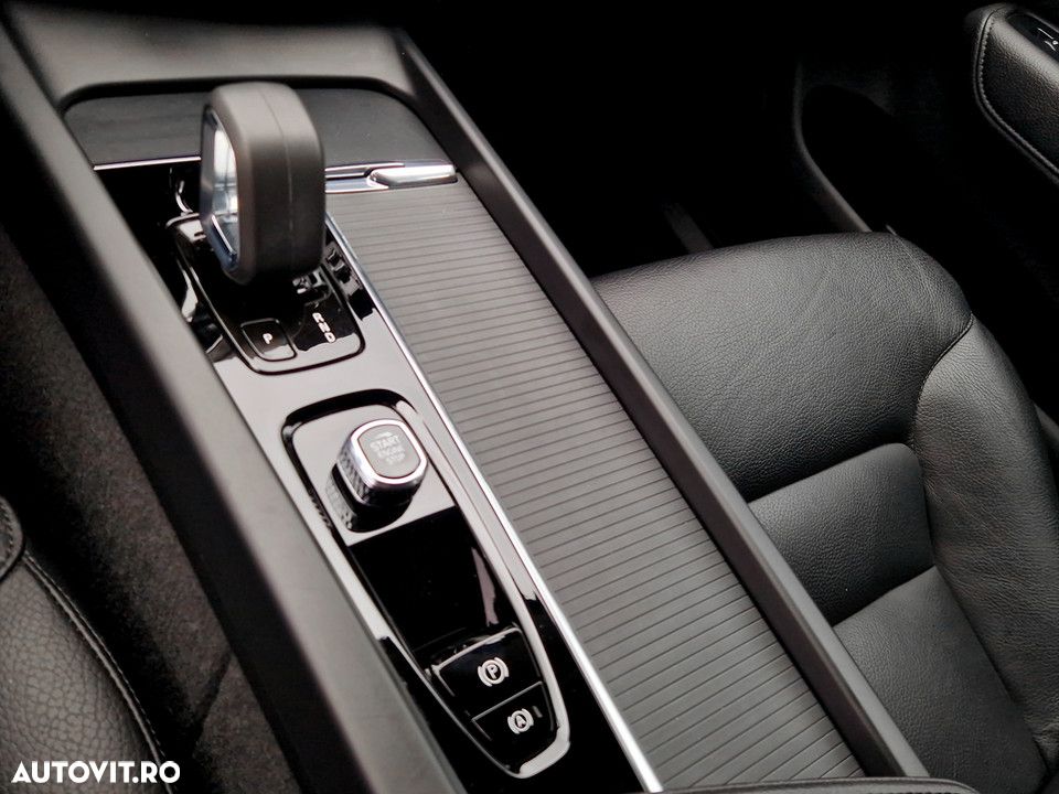 Volvo XC 60 B4 MHEV Momentum - 18