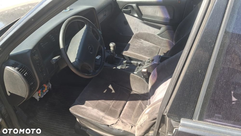 Na części Opel Omega A 2.6 12v DUAL RAM silnik C26NE skrzynia Maska Zderzak Drzwi Klapa Szyba Fotel Kanapa Lusterko Lampa Przód Tył Zestaw Komplet Błotnik Grill Atrapa Pas Boczki Kokpit Deska Rozdzielcza  Przełącznik Włącznik Sterownik Przewody Wiązka Instalacja Moduł Komputer Czujnik Listwa Pompa Alternator Wtryski Głowica Rozrusznik Kompresor Sprzęgło Dwumas  ABS Klimatyzacji Paliwa Wspomagania Kolektor Turbina Przepustnica Zawór Chłodnica Koło Hak Belka Sanki Zawieszenie Mcpherson Półoś Amortyzator Wydech Tłumik Zacisk Most - 6
