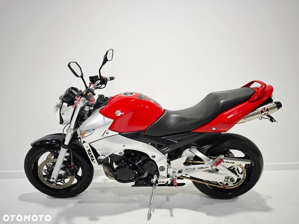 Suzuki GSR - 4