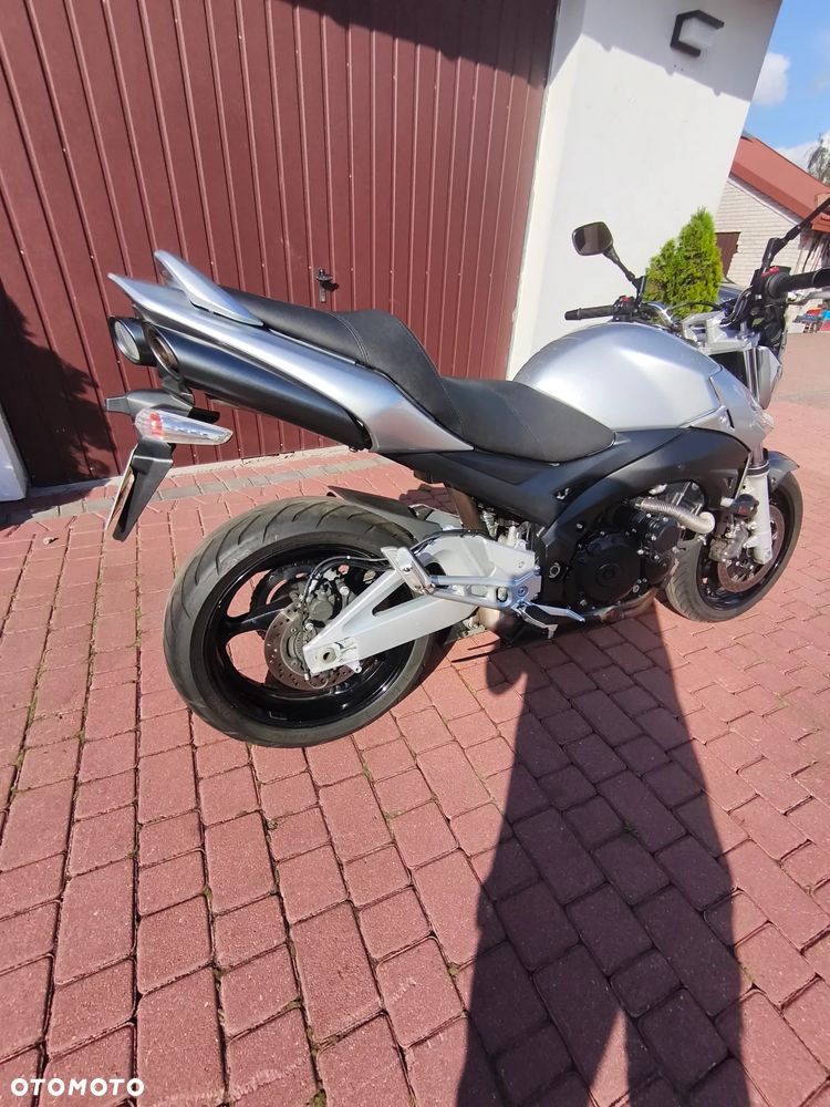 Suzuki GSR - 4