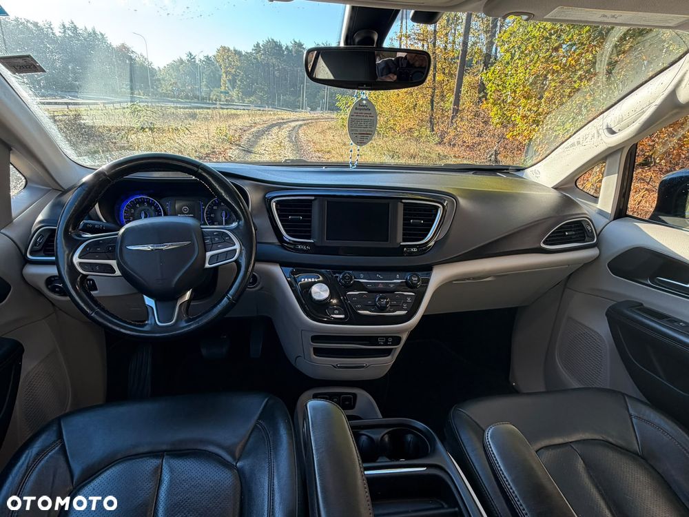 Chrysler Pacifica - 11