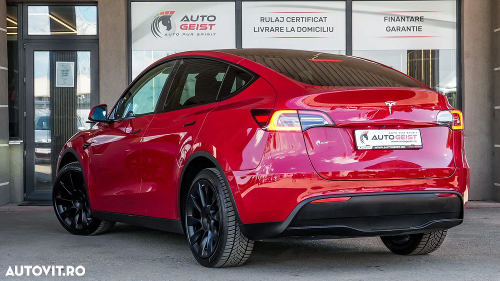 Tesla Model Y - 8