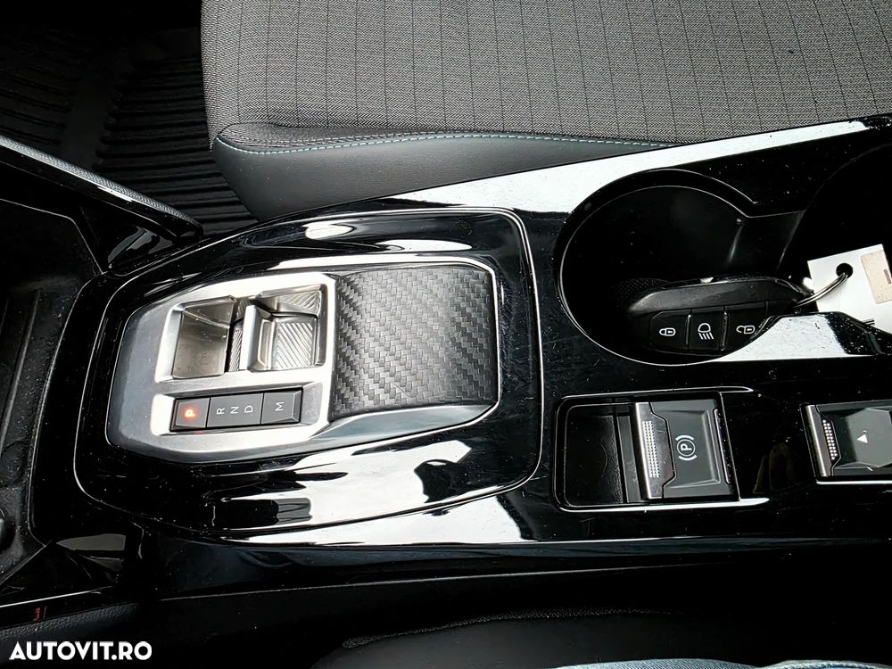 Peugeot 2008 PureTech 130 EAT8 GT - 26