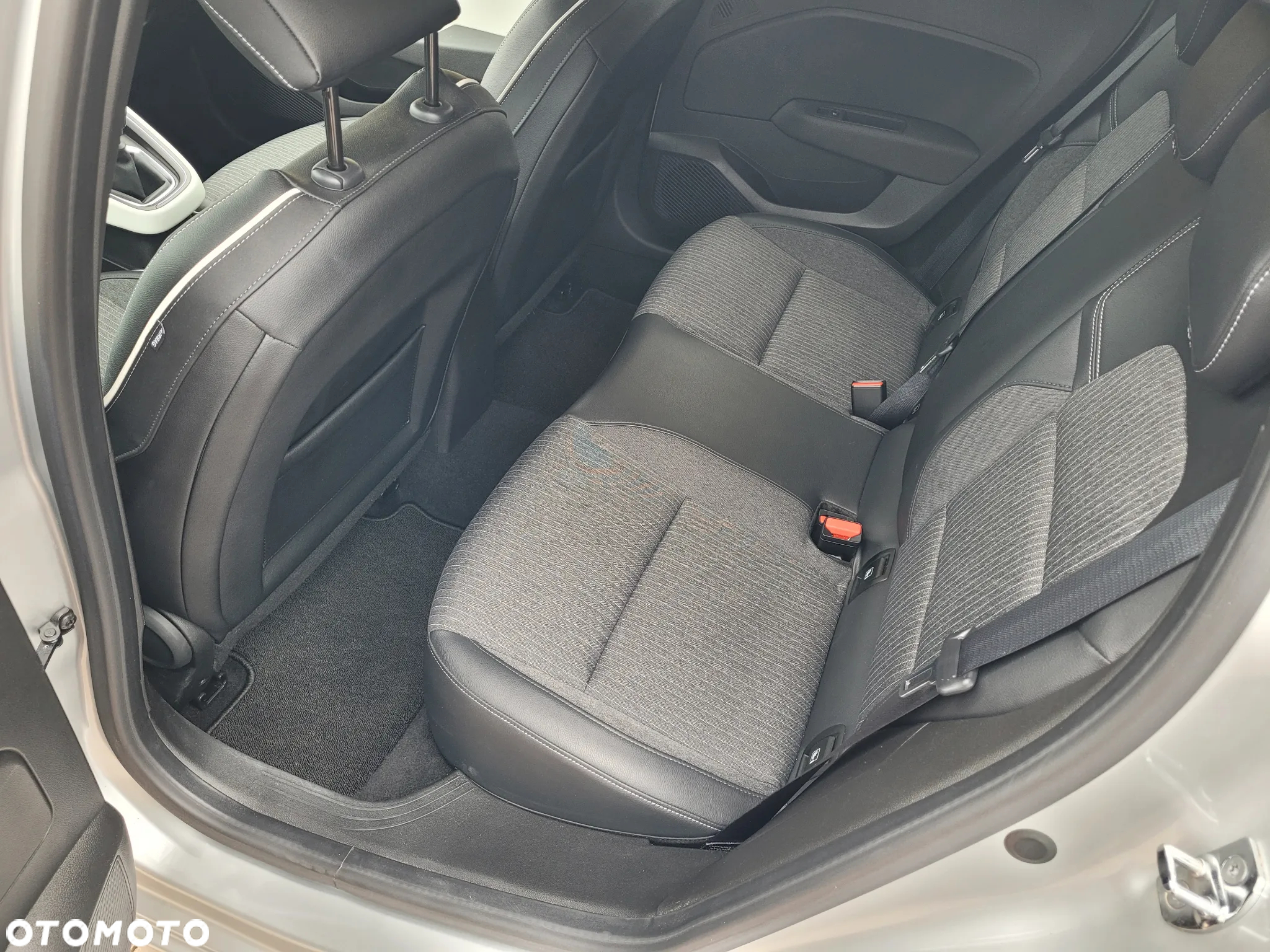 Renault Clio TCe 100 INTENS - 12