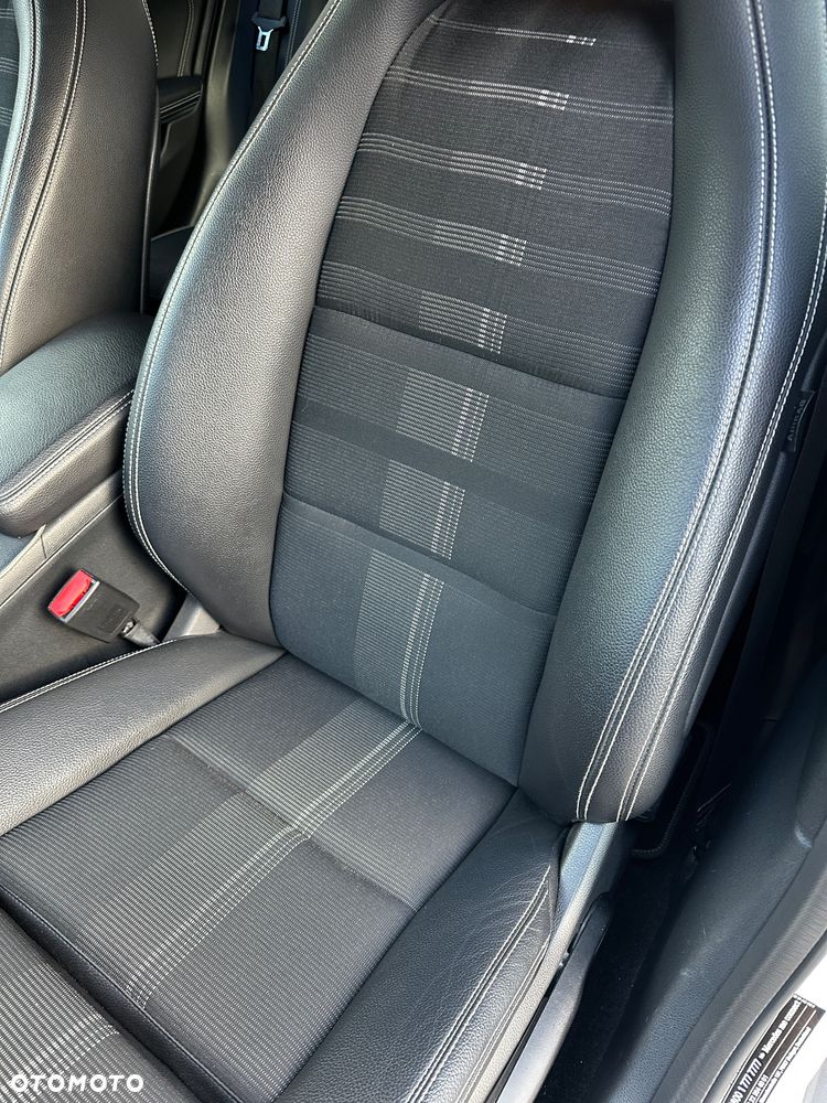 Mercedes-Benz GLA 200 7G-DCT - 26