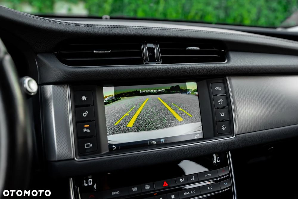Jaguar XF 20d Prestige - 37