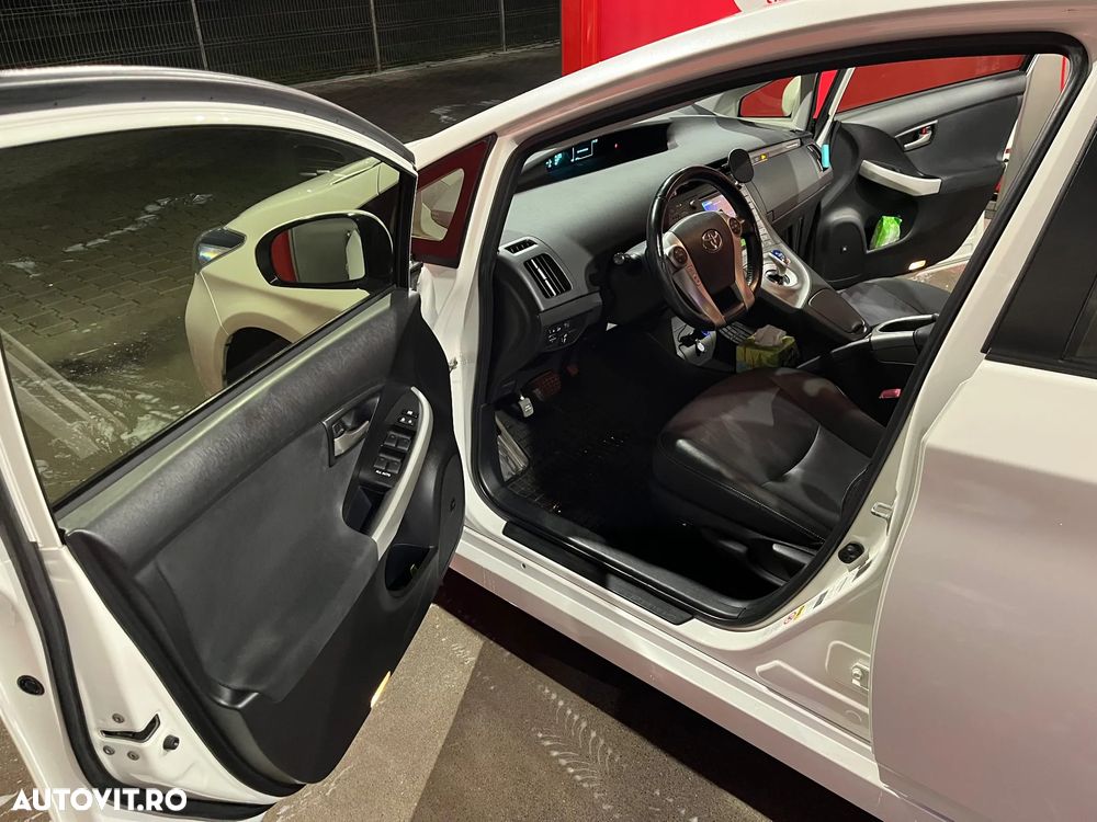 Toyota Prius Plug-in (Hybrid) Life - 16
