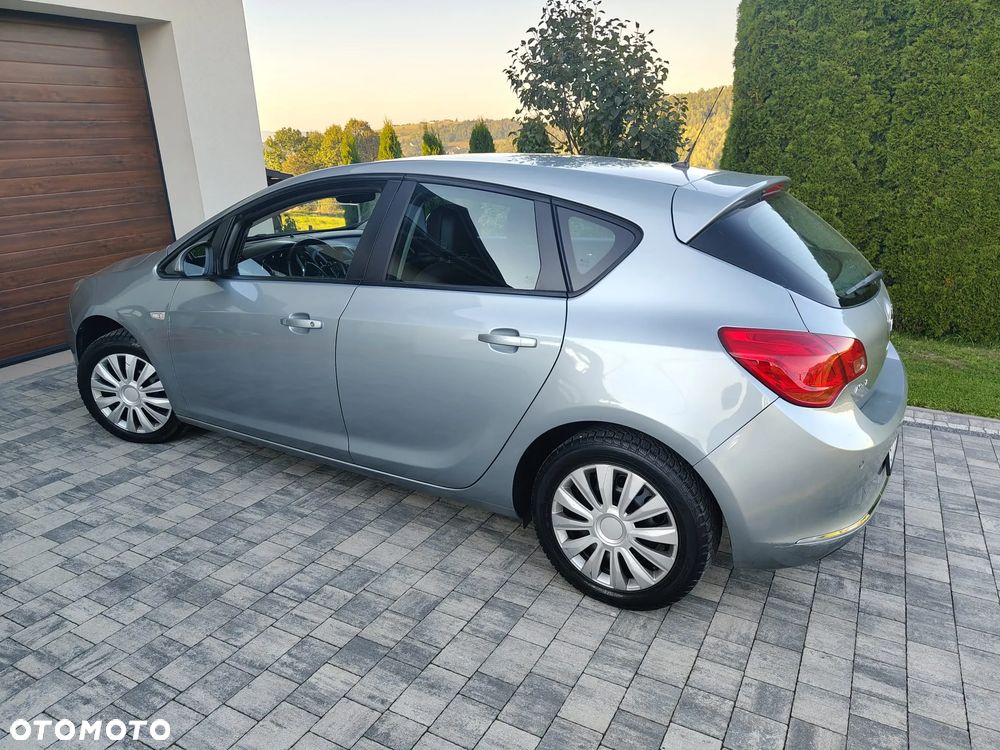 Opel Astra 2013 photo 2