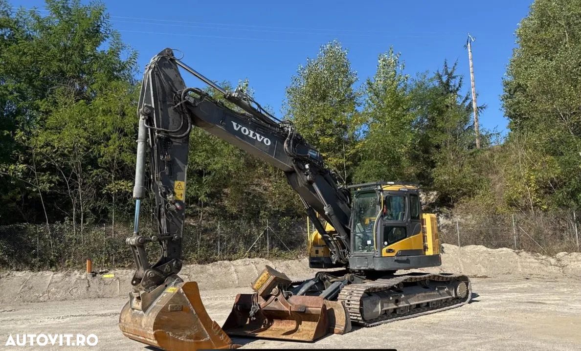 Volvo ECR 235 DL Excavator pe senile - 1