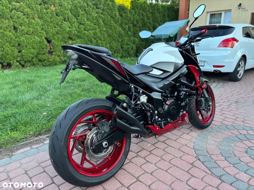 Suzuki GSX - 6