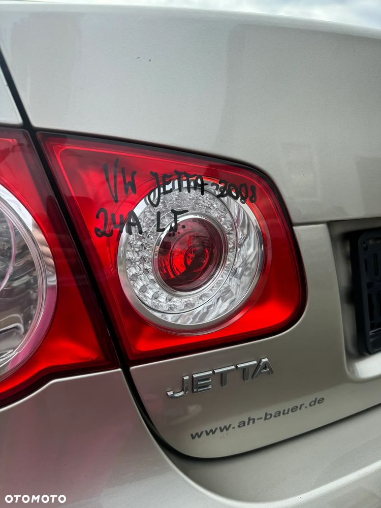 VOLKSWAGEN JETTA LAMPA LEWA TYLNA Z KLAPY BAGAŻNIKA LEWY TYŁ SEDAN - 1