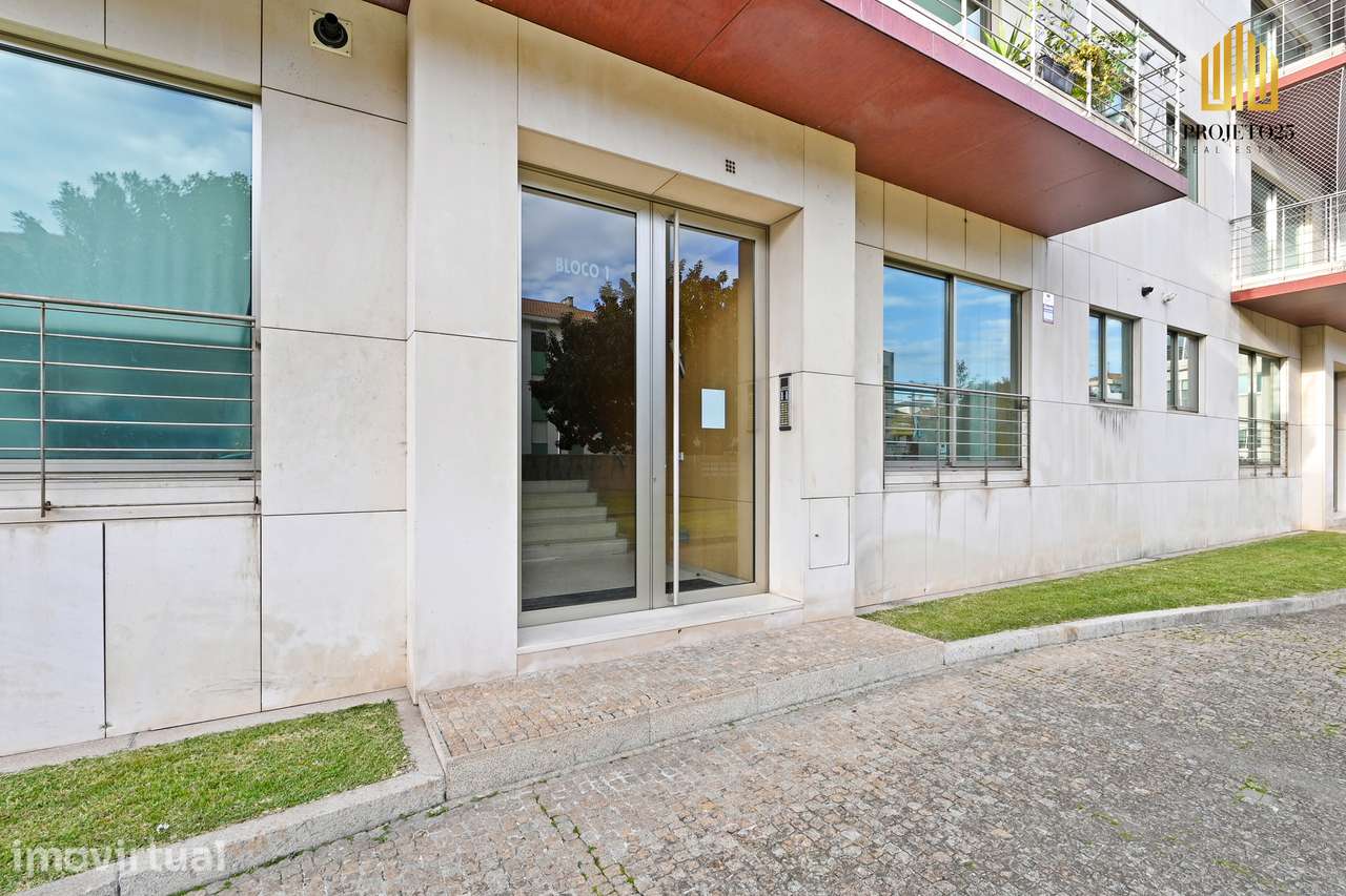T2 Com Terraço Privativo em Condº Fechado com Piscina Coberta e Jardim - Grande imagem: 4/37