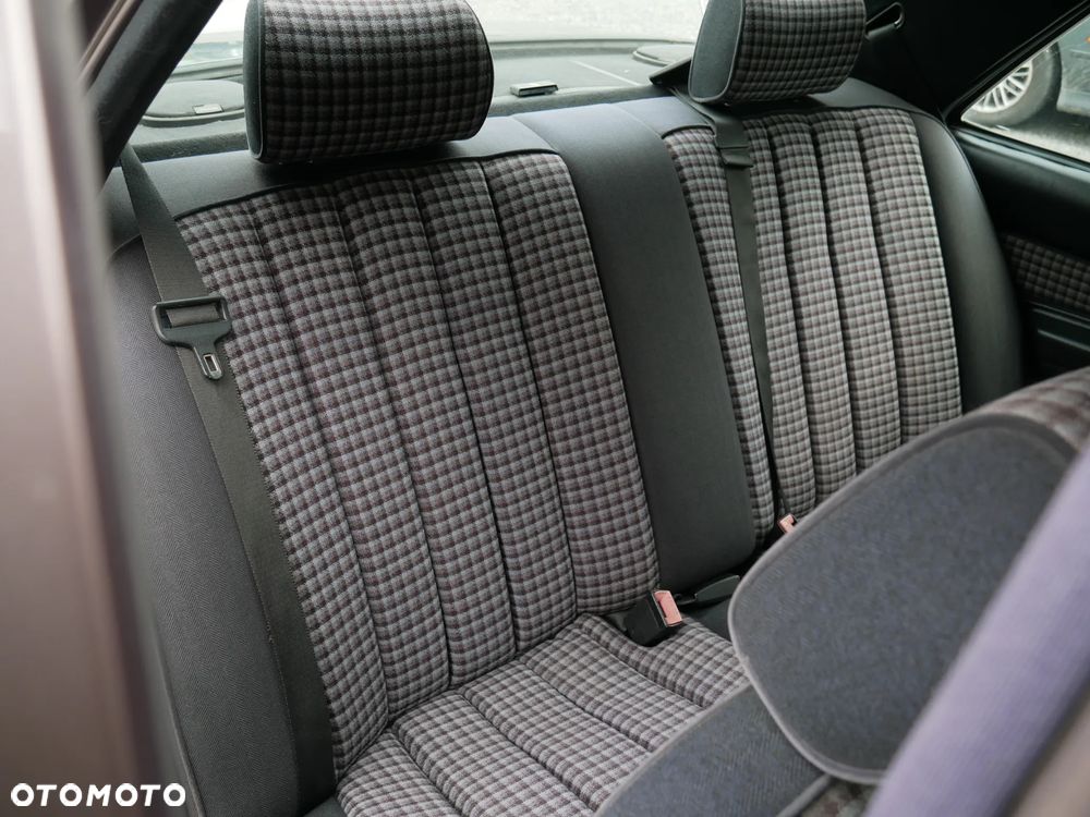 Mercedes-Benz W201 (190) - 30