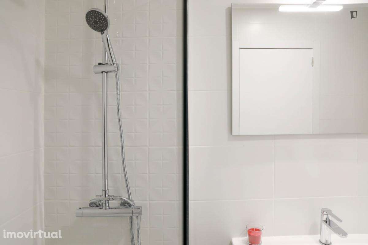 Quarto - localizado em Benfica Lisbon - Grande imagem: 5/14