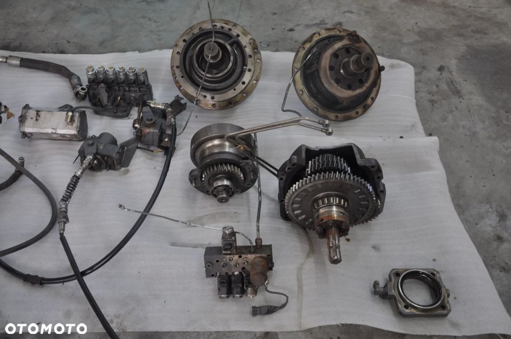 Wom koło talerzowe pompa rozdzielacz Massey Ferguson 7480 - 9