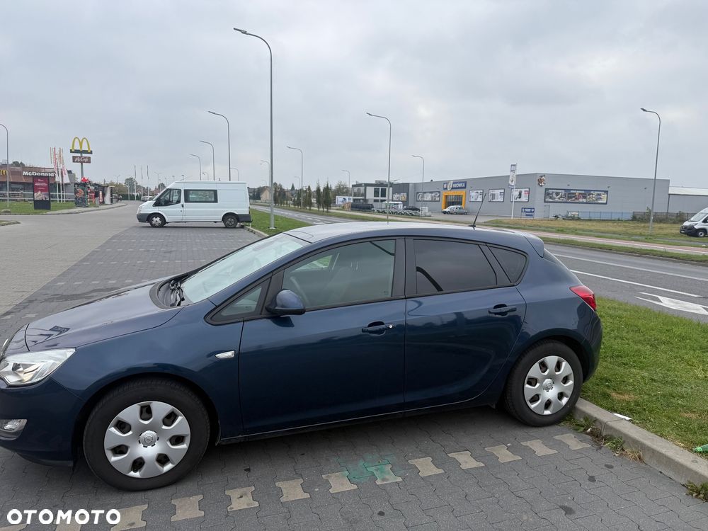 Opel Astra 2012 photo 2