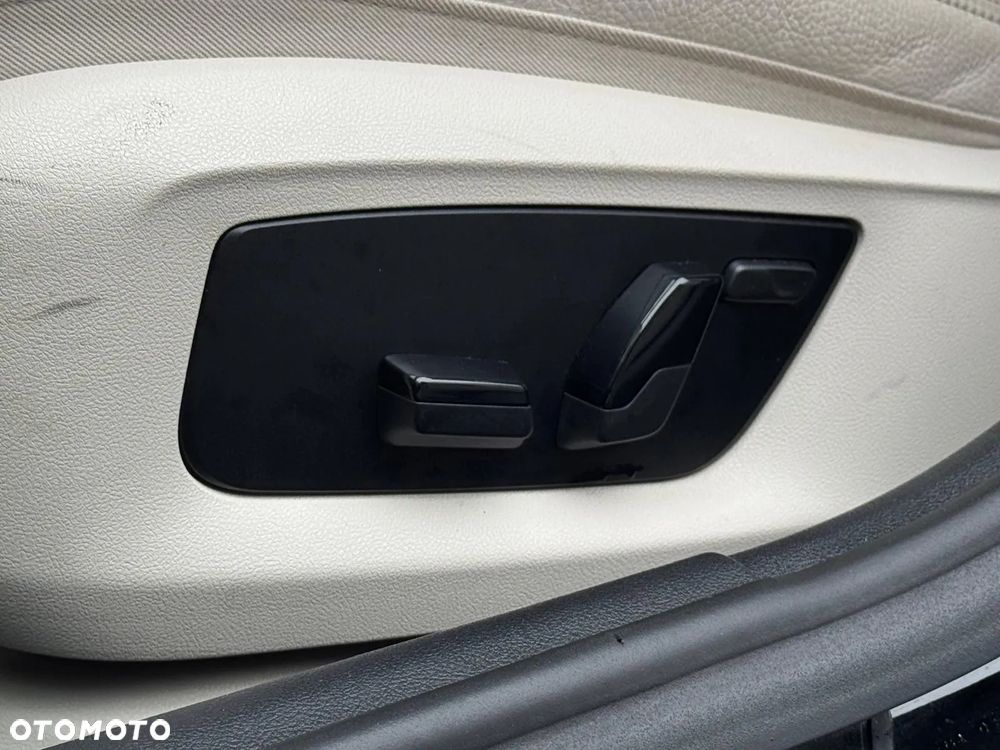 BMW Seria 5 520i - 25