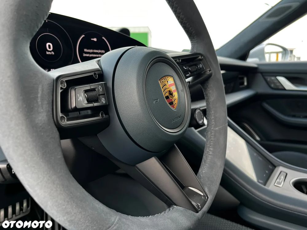 Porsche Taycan - 28