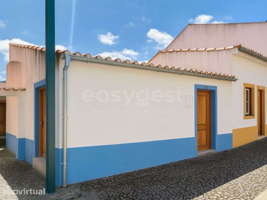 Moradia T3 com quintal no coração do centro Histórico de Torre de M... - Grande imagem: 2/39
