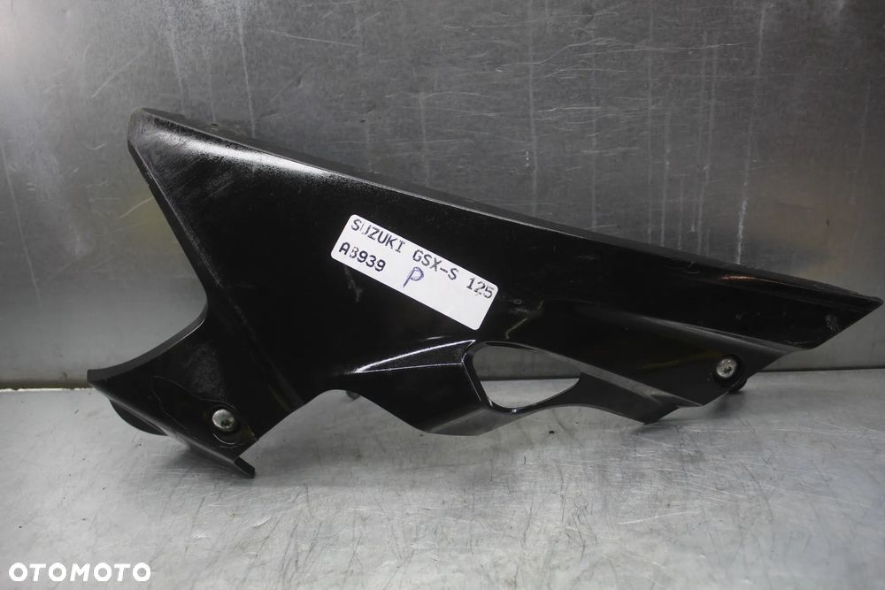 Suzuki GSX 125 S 19r pług owiewka osłona obudowa dolna prawa - 1