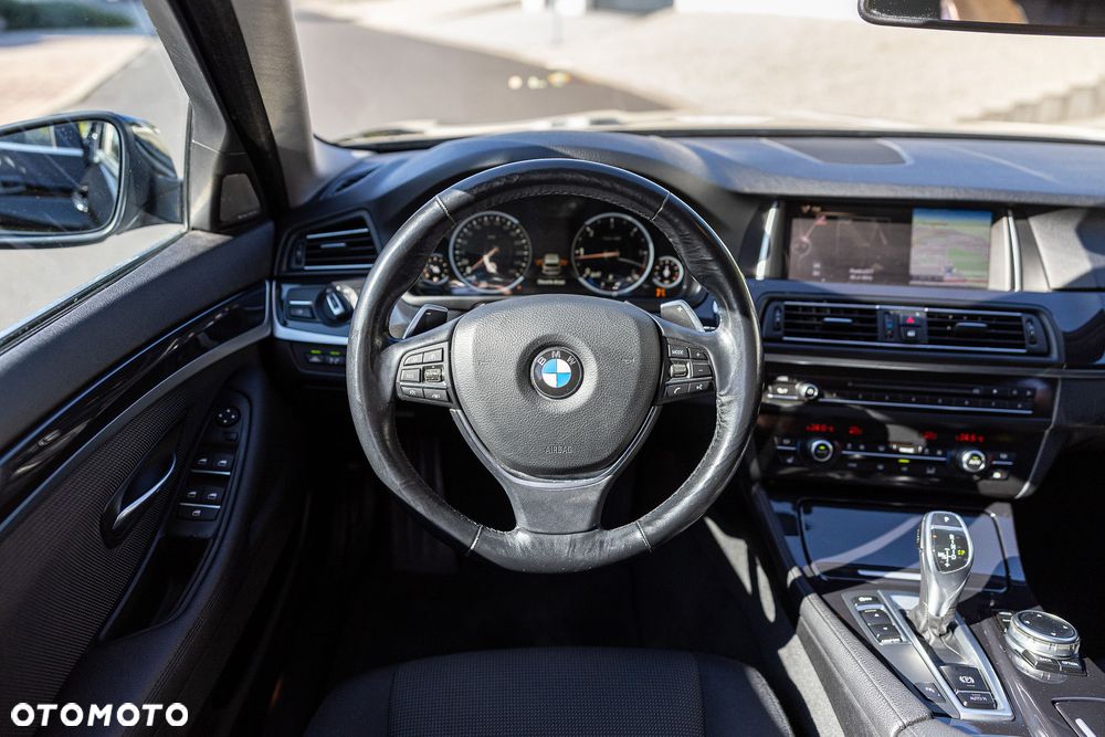 BMW Seria 5 525d - 23