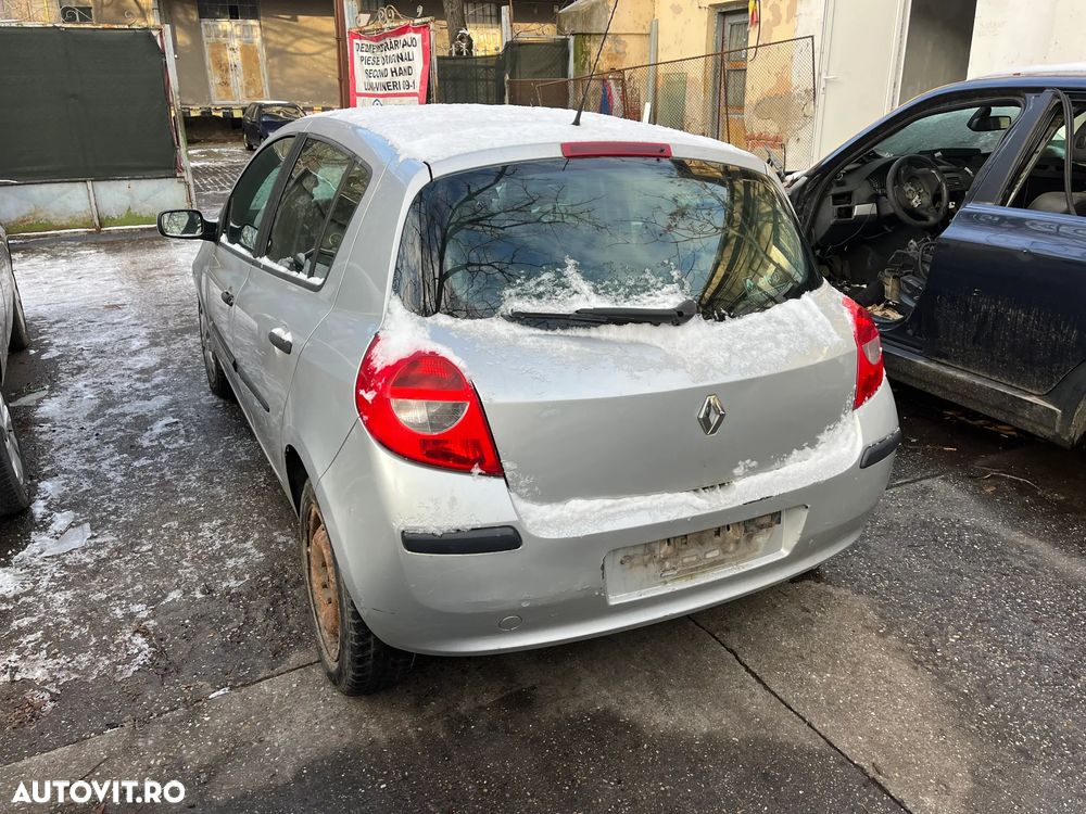 Dezmembrez Renault Clio 3 gri argintiu benzina 2007 - 9