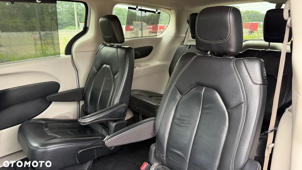 Chrysler Pacifica - 12