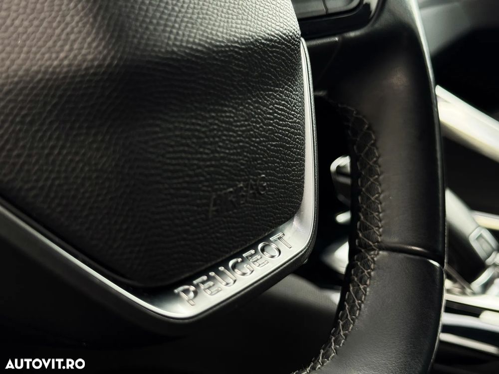 Peugeot 3008 1.2 PureTech S&S EAT8 Allure - 23