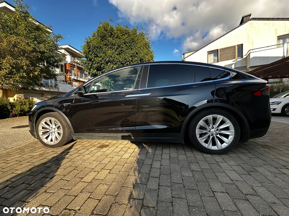 Tesla Model X - 14