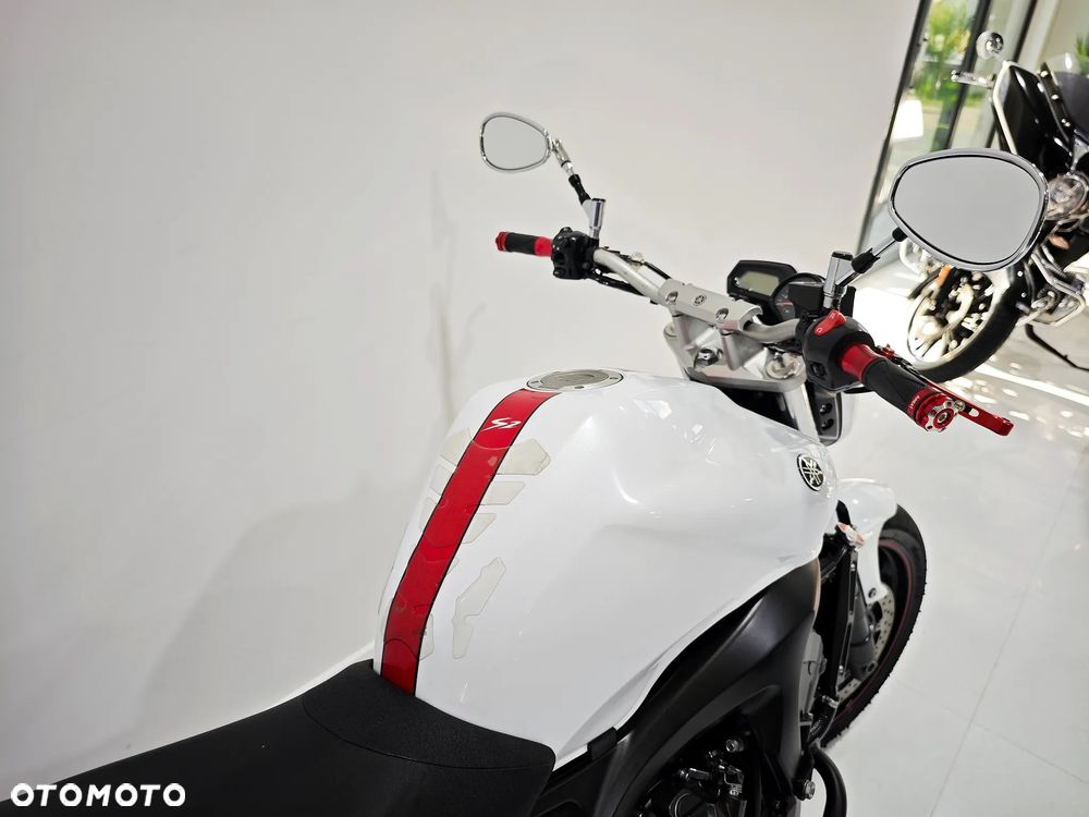Yamaha FZ - 11