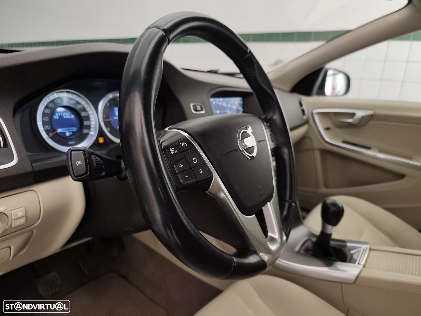 Volvo V60 2.0 D4 Momentum - 21